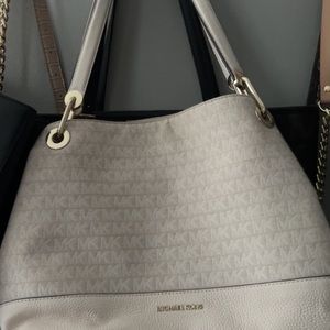 Micheal Kors Purse , hardly used , cream/white colored inside is tan .